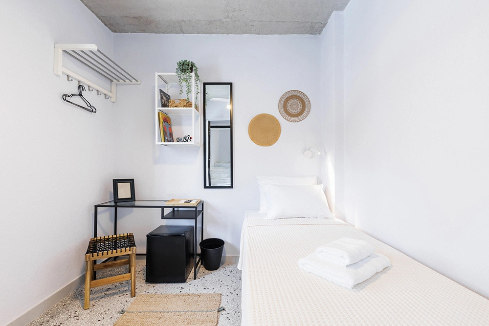https://rooms-thessaloniki.gr/wp-content/uploads/2025/05/Boho-Rooms-Budget-Single-11.webp